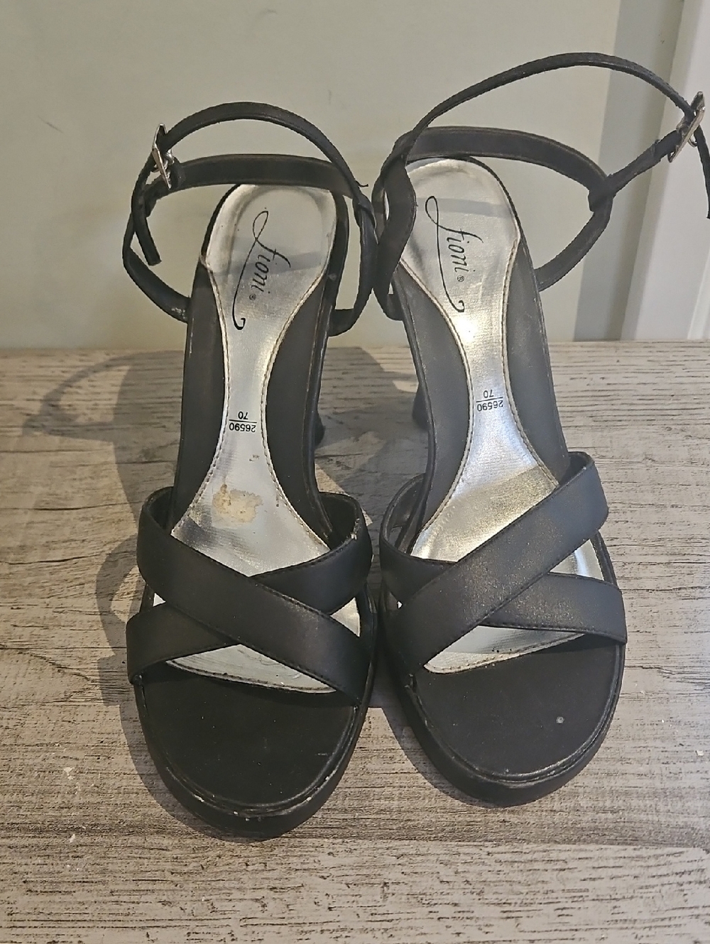 💜2/$10💜FIONI Clothing Black Crisscross Platform Heels